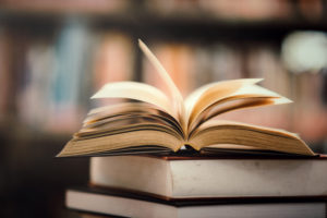 Livre ouvert sur pile de livre